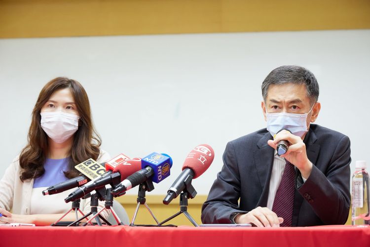 大立光12日召开2023年第3季法说会,右起为大立光董事长林恩平、大立光财务部经理暨代理发言人黄印嘉。李建梁摄 大立光12日召开2023年第3季法说会,右起为大立光董事长林恩平、大立光财务部经理暨代理发言人黄印嘉。李建梁摄