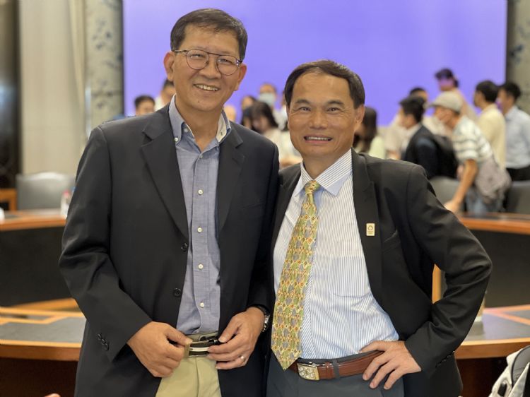 泰硕董事长彭明煌(右)、总经理梁竣兴对AI服务器及电动车的散热发展,抱持高度信心。李立达摄 泰硕董事长彭明煌(右)、总经理梁竣兴对AI服务器及电动车的散热发展,抱持高度信心。李立达摄