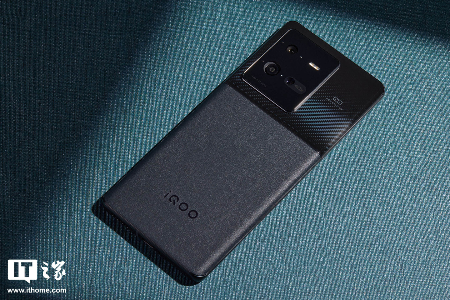 【IT之家开箱】iQOO 10 Pro 赛道、传奇版图赏:拼接撞色设计,诠释速度秩序美学