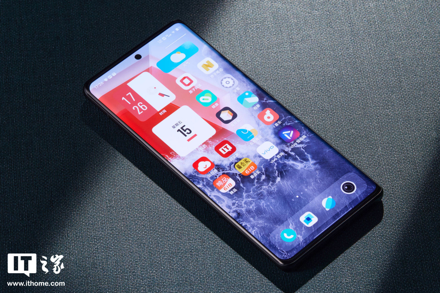 【IT之家开箱】iQOO 10 Pro 赛道、传奇版图赏:拼接撞色设计,诠释速度秩序美学