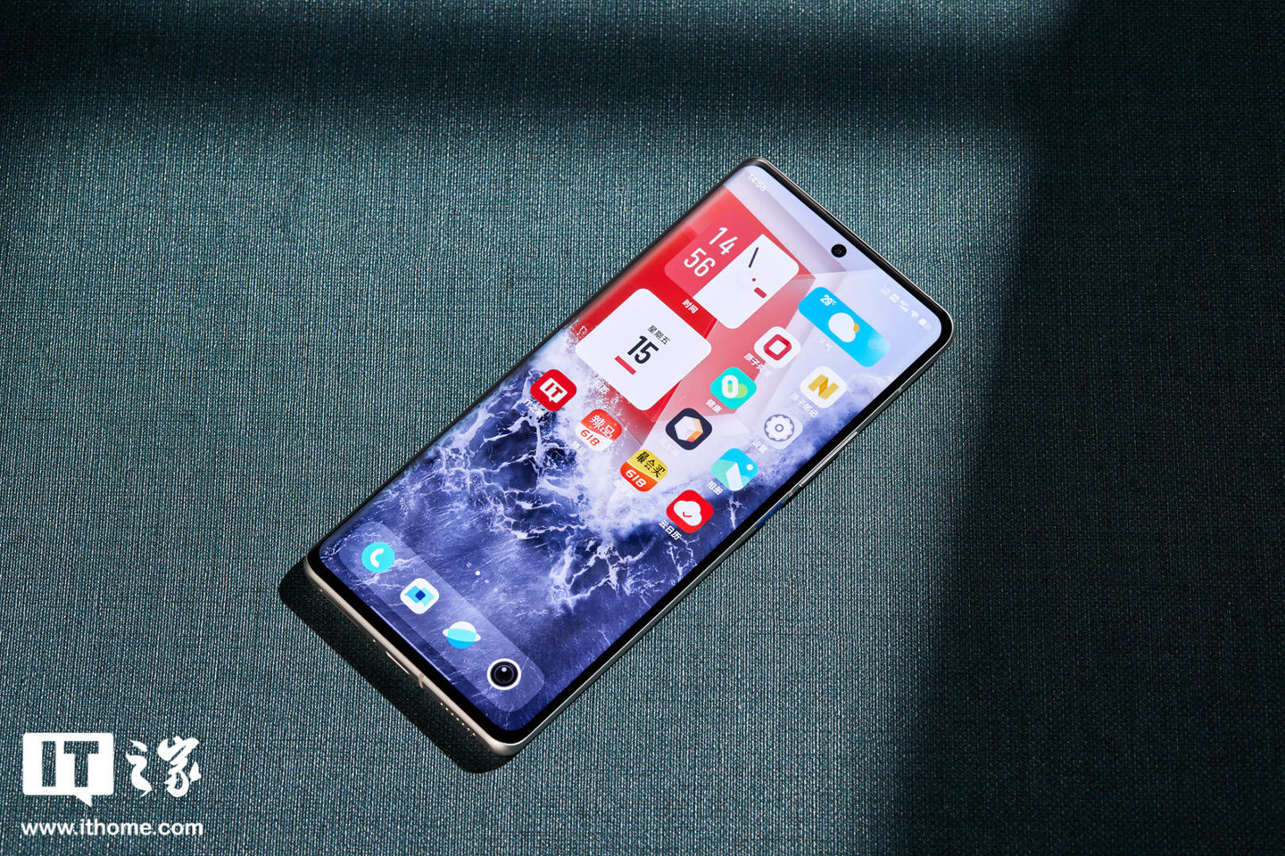 【IT之家开箱】iQOO 10 Pro 赛道、传奇版图赏:拼接撞色设计,诠释速度秩序美学