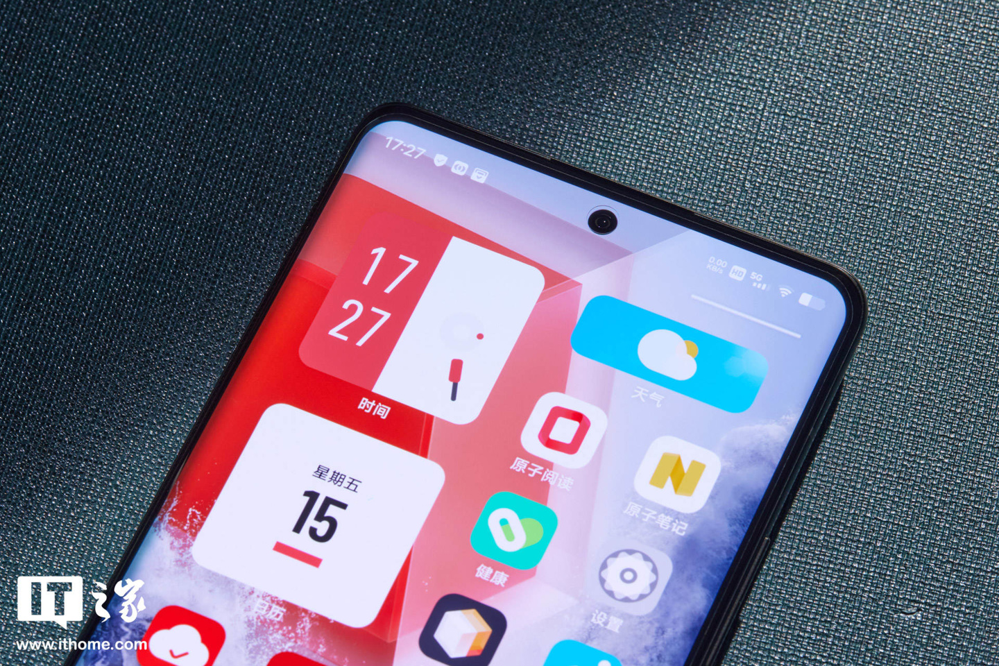 【IT之家开箱】iQOO 10 Pro 赛道、传奇版图赏:拼接撞色设计,诠释速度秩序美学