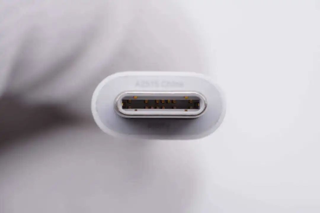 苹果usb-c无线充电器外观