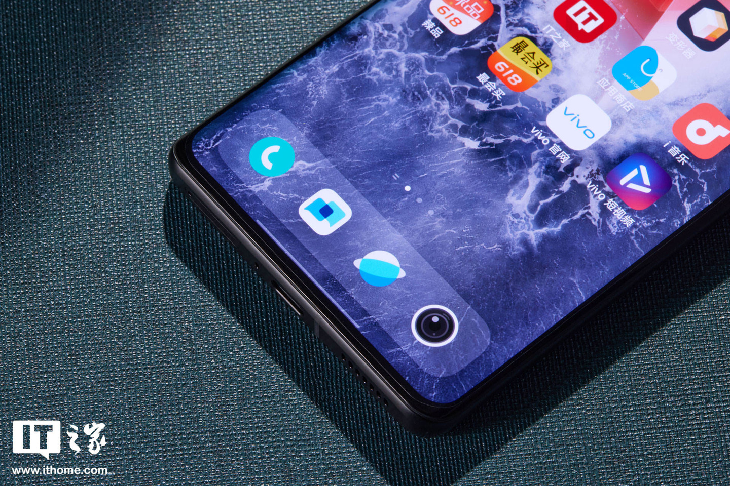 【IT之家开箱】iQOO 10 Pro 赛道、传奇版图赏:拼接撞色设计,诠释速度秩序美学