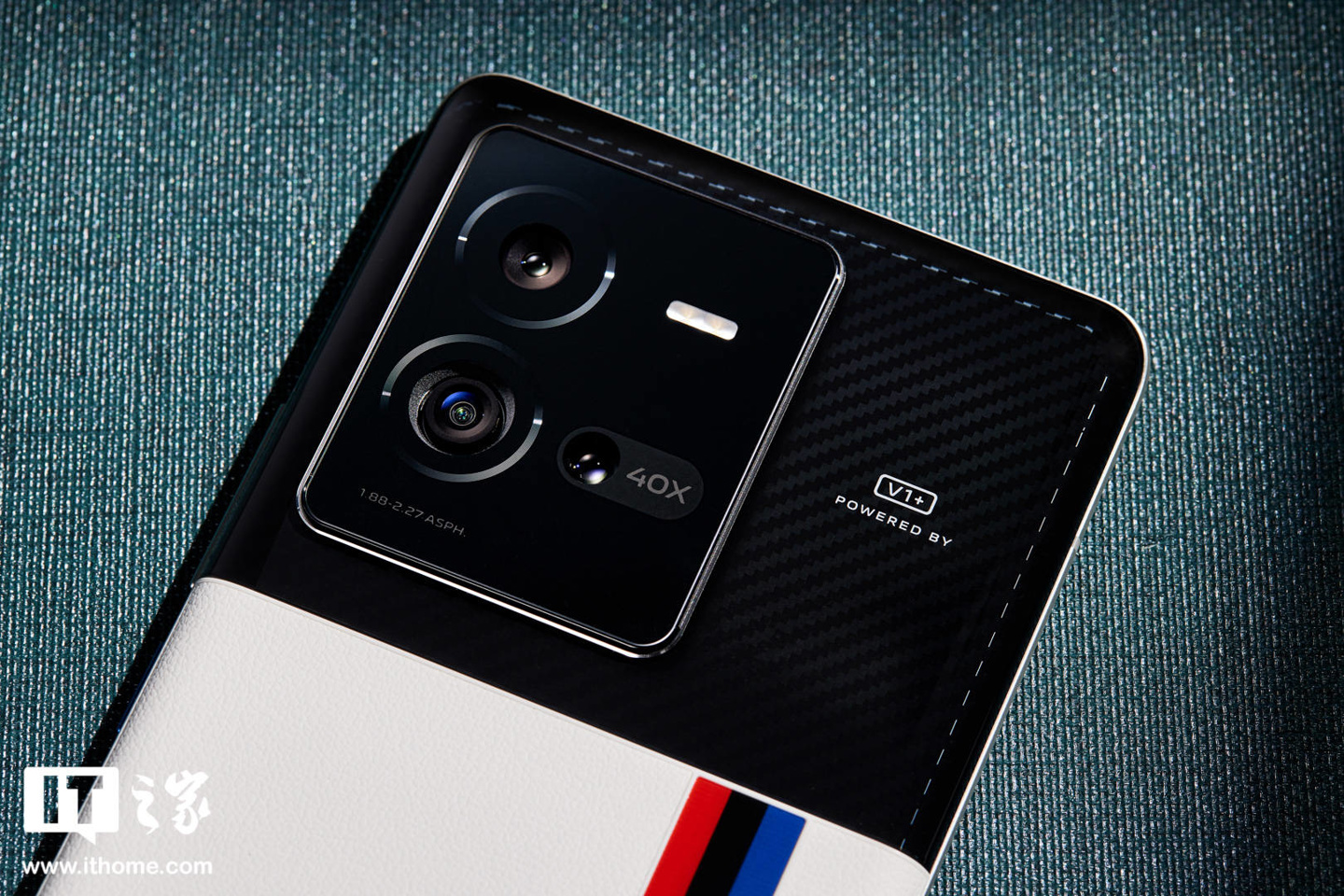 【IT之家开箱】iQOO 10 Pro 赛道、传奇版图赏:拼接撞色设计,诠释速度秩序美学