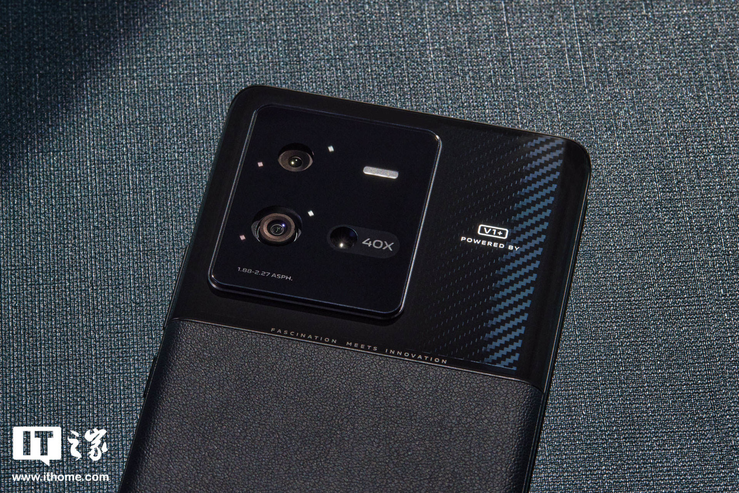 【IT之家开箱】iQOO 10 Pro 赛道、传奇版图赏:拼接撞色设计,诠释速度秩序美学