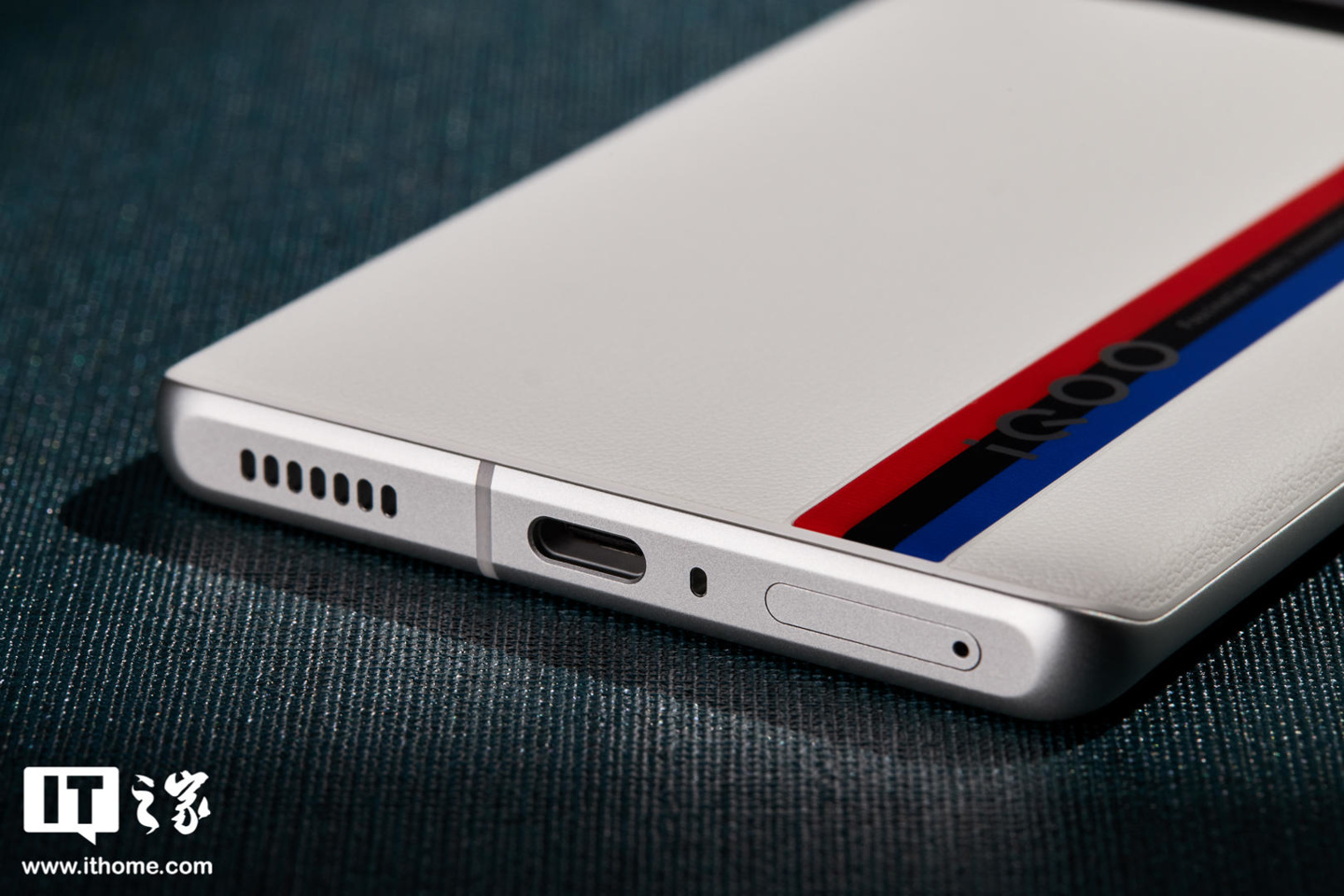 【IT之家开箱】iQOO 10 Pro 赛道、传奇版图赏:拼接撞色设计,诠释速度秩序美学
