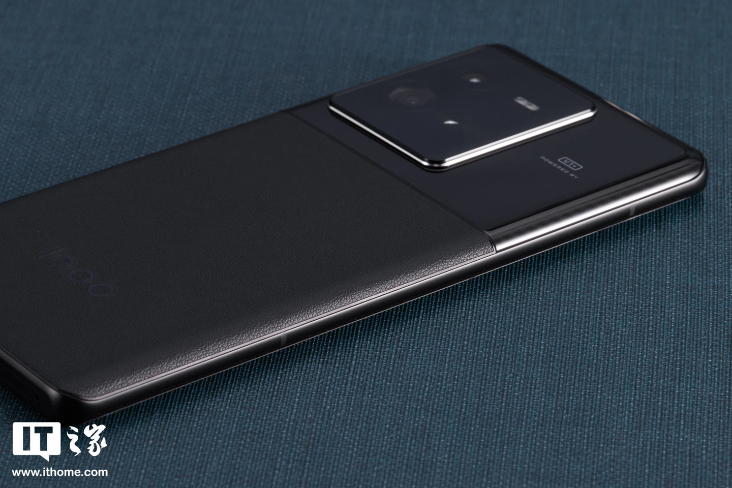 【IT之家开箱】iQOO 10 Pro 赛道、传奇版图赏:拼接撞色设计,诠释速度秩序美学