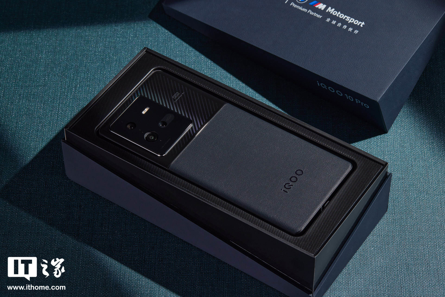 【IT之家开箱】iQOO 10 Pro 赛道、传奇版图赏:拼接撞色设计,诠释速度秩序美学