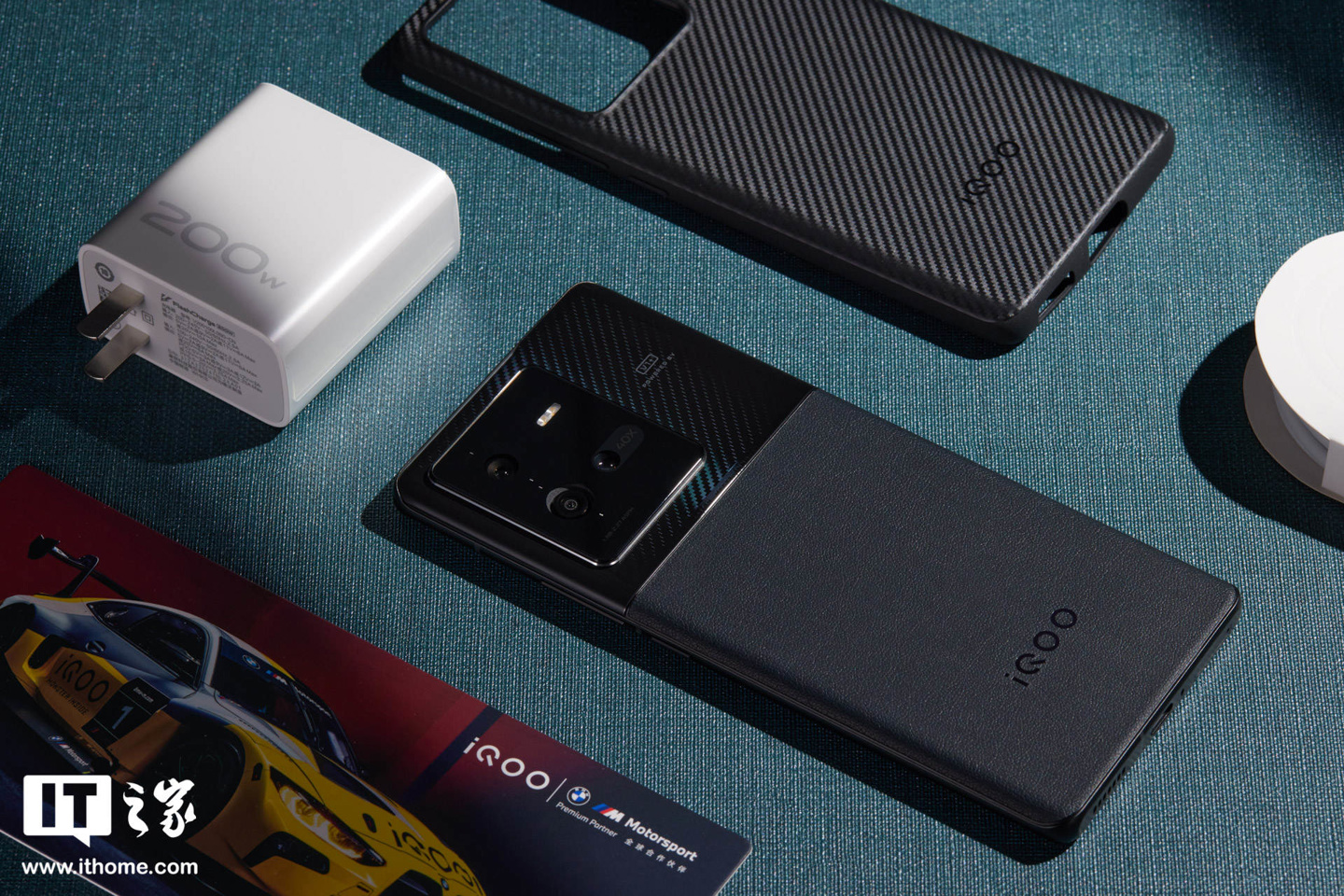 【IT之家开箱】iQOO 10 Pro 赛道、传奇版图赏:拼接撞色设计,诠释速度秩序美学