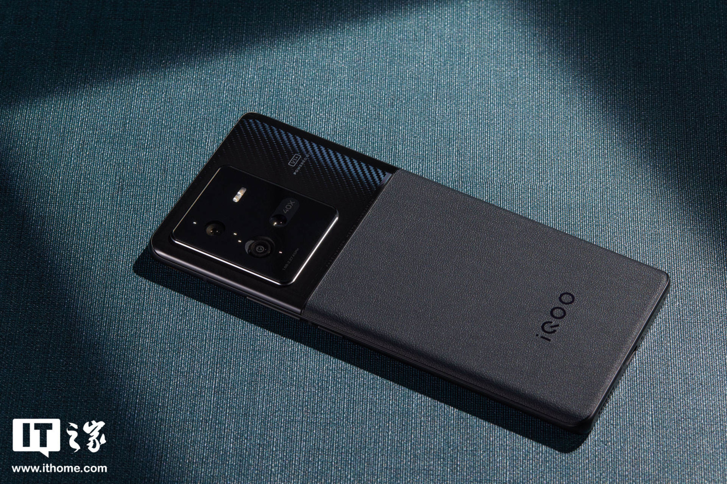 【IT之家开箱】iQOO 10 Pro 赛道、传奇版图赏:拼接撞色设计,诠释速度秩序美学