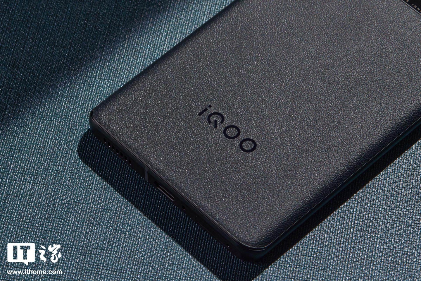 【IT之家开箱】iQOO 10 Pro 赛道、传奇版图赏:拼接撞色设计,诠释速度秩序美学