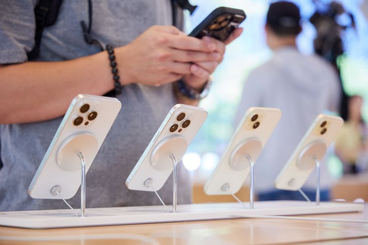 iPhone 15系列已开卖,彭博认为iPhone 15 Pro Max的设计有助初期的买气。李建梁摄 iPhone 15系列已开卖,彭博认为iPhone 15 Pro Max的设计有助初期的买气。李建梁摄