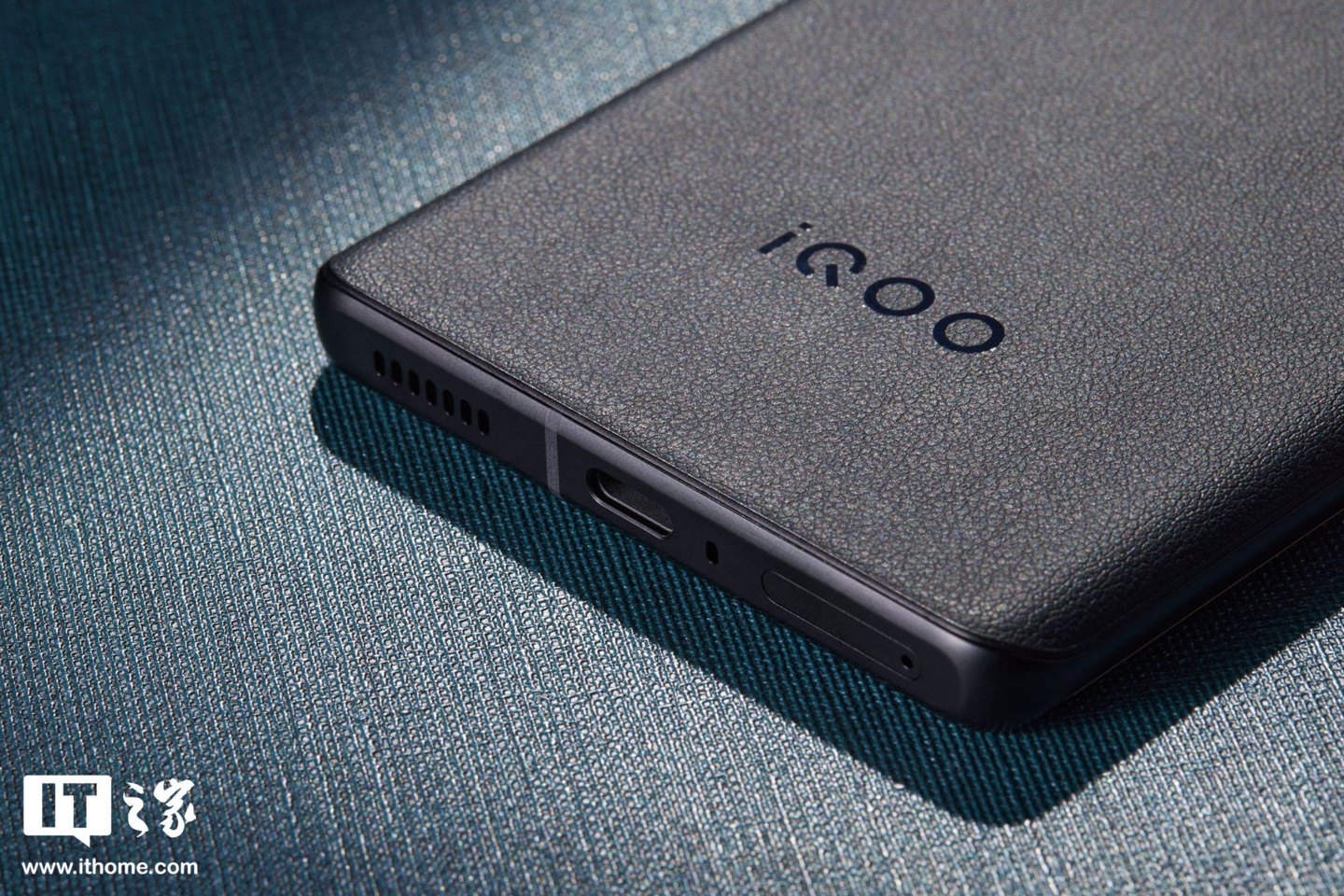 【IT之家开箱】iQOO 10 Pro 赛道、传奇版图赏:拼接撞色设计,诠释速度秩序美学