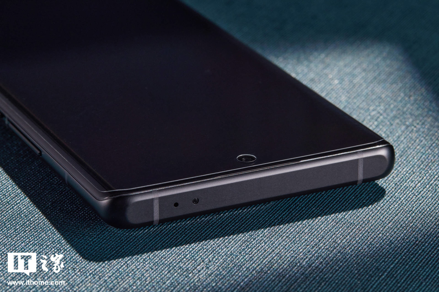 【IT之家开箱】iQOO 10 Pro 赛道、传奇版图赏:拼接撞色设计,诠释速度秩序美学