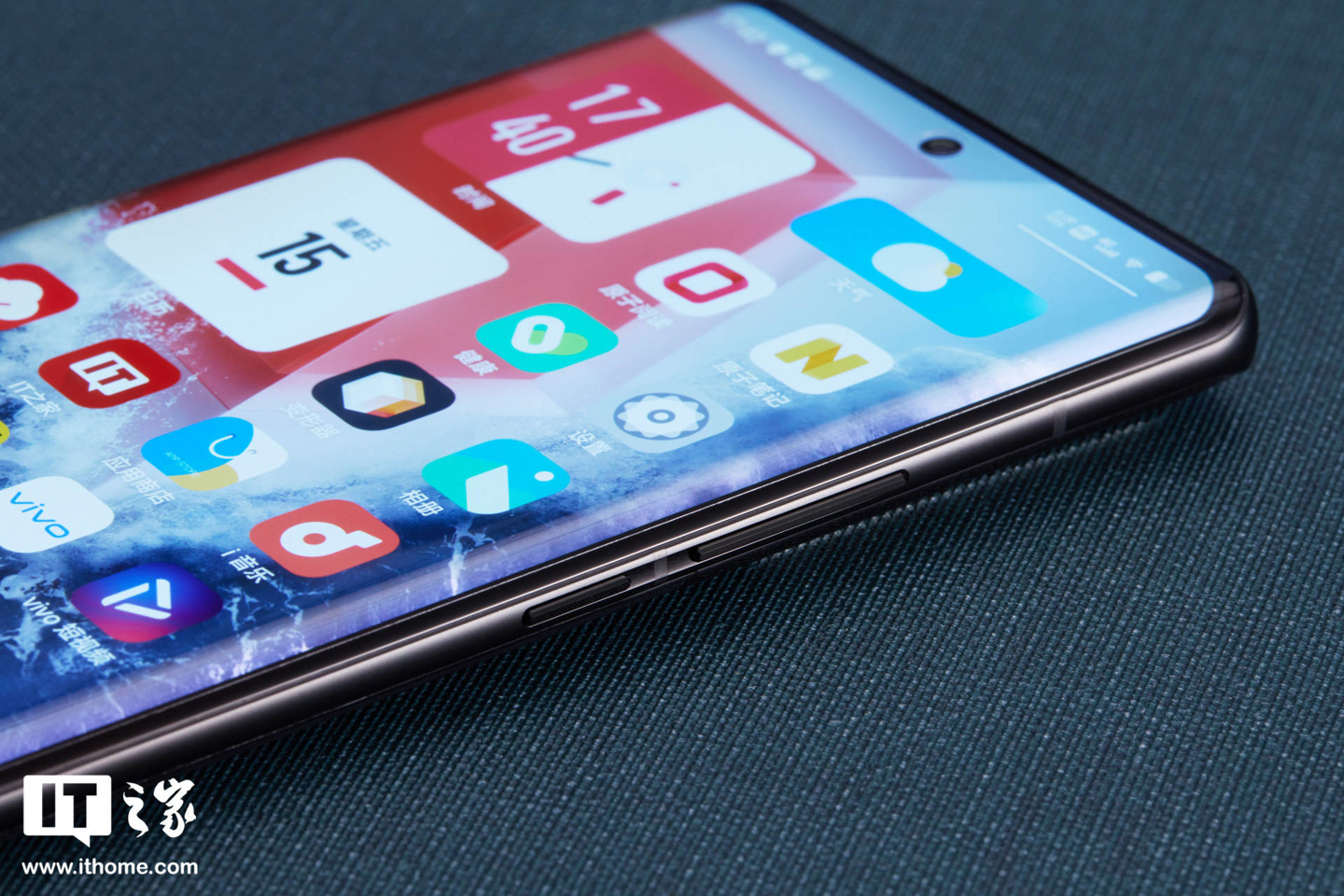 【IT之家开箱】iQOO 10 Pro 赛道、传奇版图赏:拼接撞色设计,诠释速度秩序美学