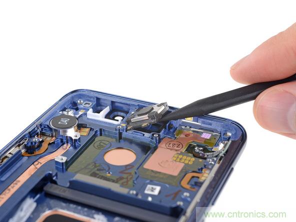 三星的4gb lpddr4x内存,型号k3uh6h6-ngcj,它下面是高通骁龙845;东芝