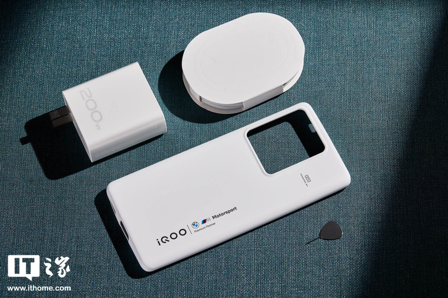 【IT之家开箱】iQOO 10 Pro 赛道、传奇版图赏:拼接撞色设计,诠释速度秩序美学
