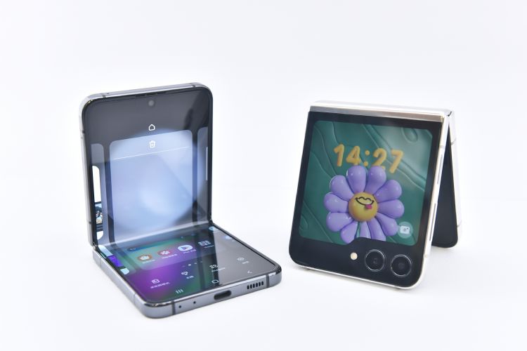 Galaxy Z Flip 5外屏幕尺寸提升，获消费者青睐。符世旻摄（数据照）