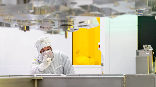 2纳米的利器！成本高达3亿欧元，High-NA EUV 光刻机年底交付 ！