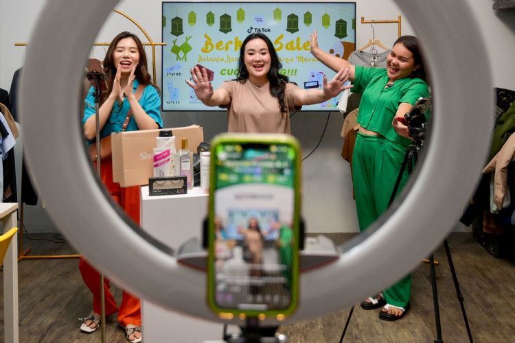 TikTok Shop的网红直播带货电子商务模式,在印尼祭出禁令后,在东南亚市场的发展恐将某种程度受挫。法新社 TikTok Shop的网红直播带货电子商务模式,在印尼祭出禁令后,在东南亚市场的发展恐将某种程度受挫。法新社