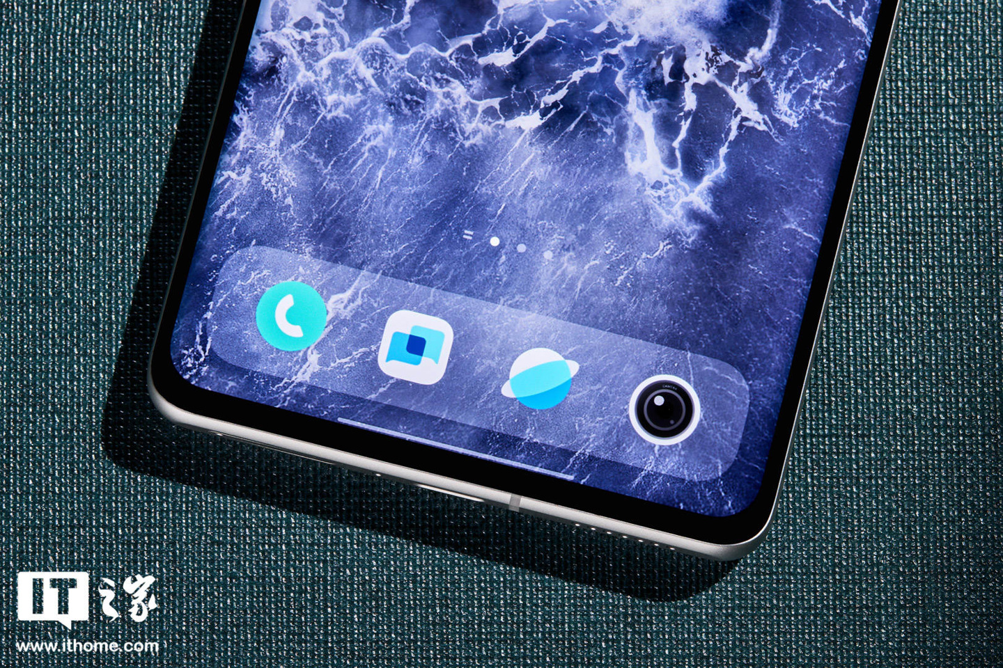 【IT之家开箱】iQOO 10 Pro 赛道、传奇版图赏:拼接撞色设计,诠释速度秩序美学