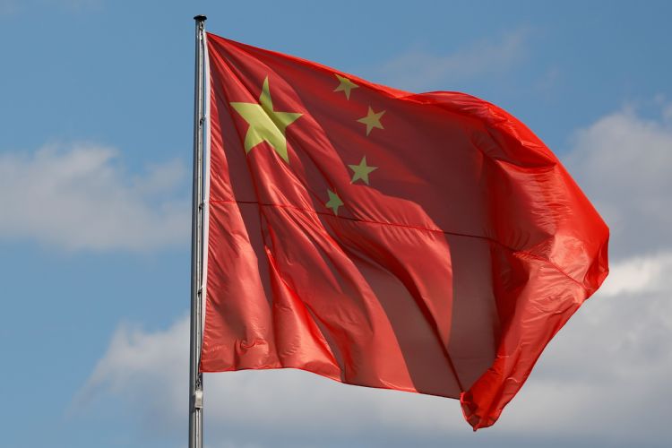 国内政府要求大型语言模型服务提供商进行安全评估，并设定训练数据的黑名单。法新社