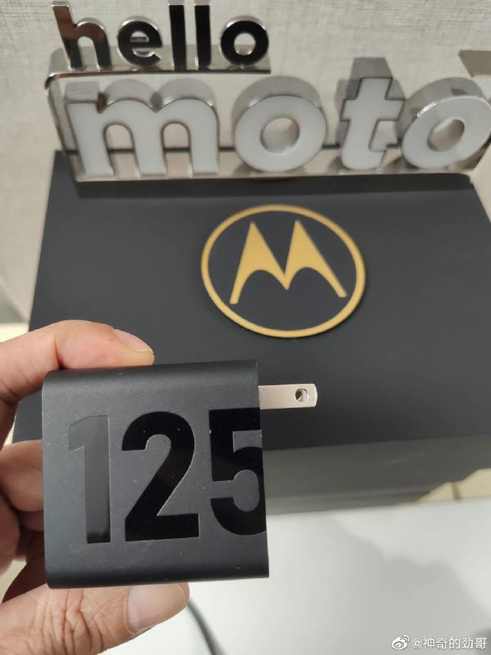 不止骁龙 8 + Gen 1,联想陈劲确认 moto X30 Pro 出厂标配 125W 充电头 moto X30 Pro出厂标配125W充电头