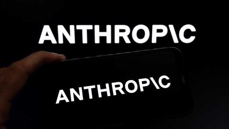 三大存储巨头齐投Anthropic,AI供应链加速重构