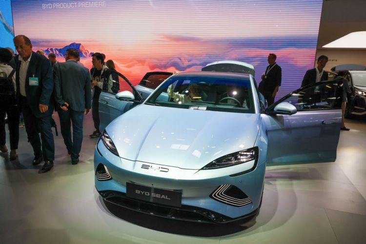 比亚迪于本届德国IAA车展展示海豹系列电动车，欲挑战Tesla Model 3。彭博