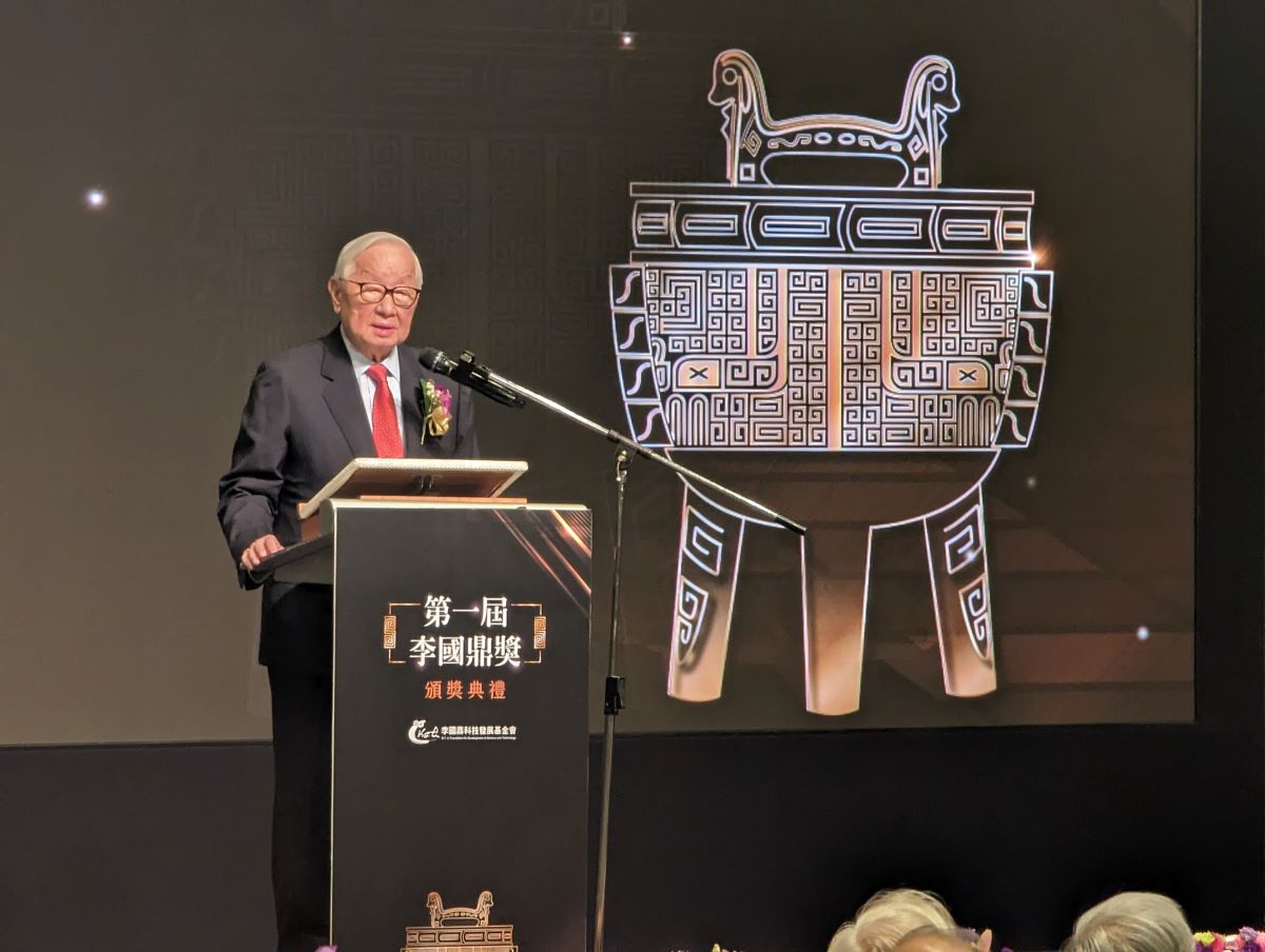 张忠谋获颁“李国鼎奖”！黄仁勋：张忠谋是中国台湾科技教父！