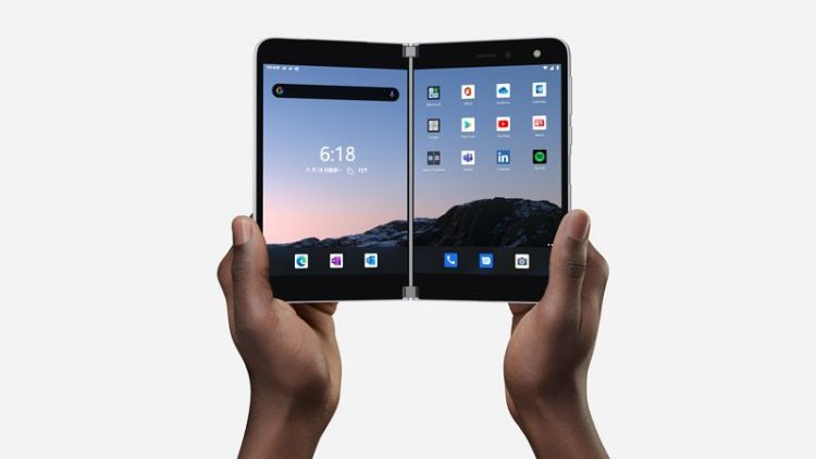 Surface Duo系列是让两片屏幕透过可360度旋转的轴承相连。微软