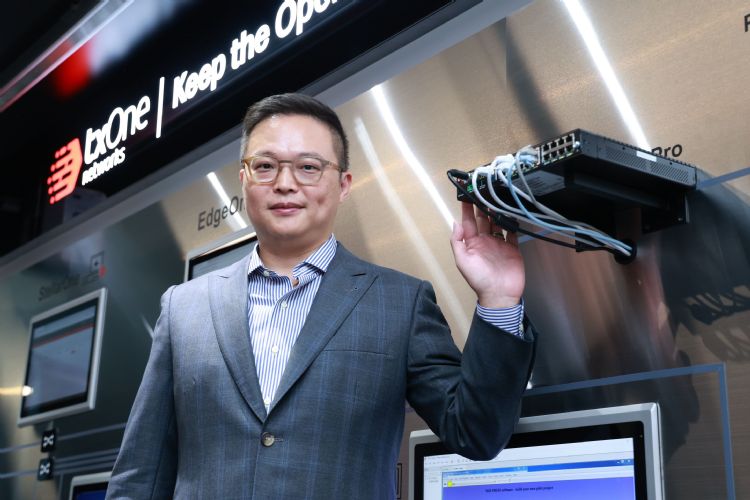 TXOneCEO刘荣太于SEMICON Taiwan展前分析工控网安趋势。李建梁摄