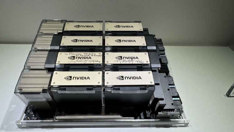 NVIDIACEO黄仁勋与富士康董事长刘扬伟共同留名于GPU模块上。杜念鲁摄 NVIDIACEO黄仁勋与富士康董事长刘扬伟共同留名于GPU模块上。杜念鲁摄