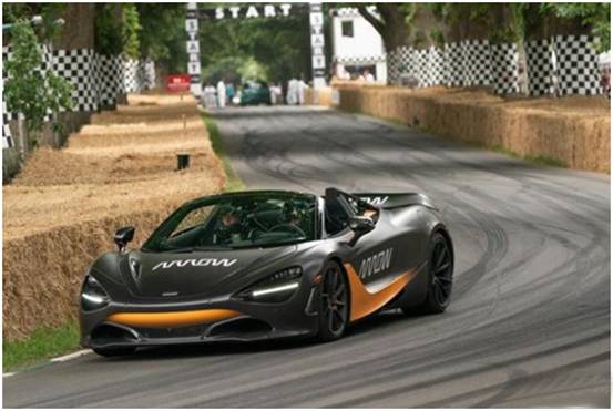 瘫痪车手Sam Schmidt 靠辅助驾驶在Goodwood 赛车节完成了爬坡赛