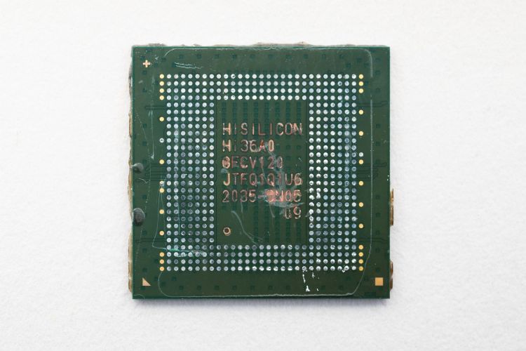 TechInsights拆解报告证实，华为Mate 60 Pro采用的是中芯国际生产的处理器芯片。彭博
