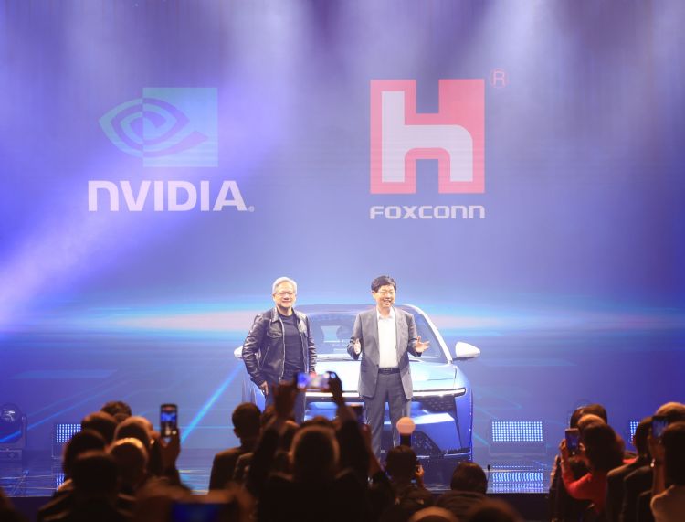 NVIDIACEO黄仁勋现身富士康科技日,与富士康富士康董事长刘扬伟共同搭乘Model B电动车登场。李建梁摄 NVIDIACEO黄仁勋现身富士康科技日,与富士康富士康董事长刘扬伟共同搭乘Model B电动车登场。李建梁摄