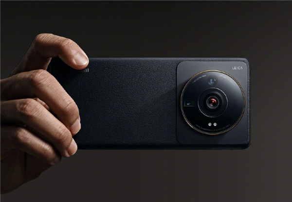 小米12sultra超大后摄被玩坏了网友套上专业相机盖遮光罩