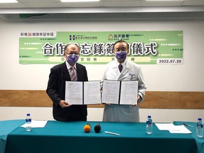 新光医院与筑波医电举行合作备忘录签约仪式，由新光医院院长侯胜茂(右)、筑波医电董事长许深福(左)代表签约。