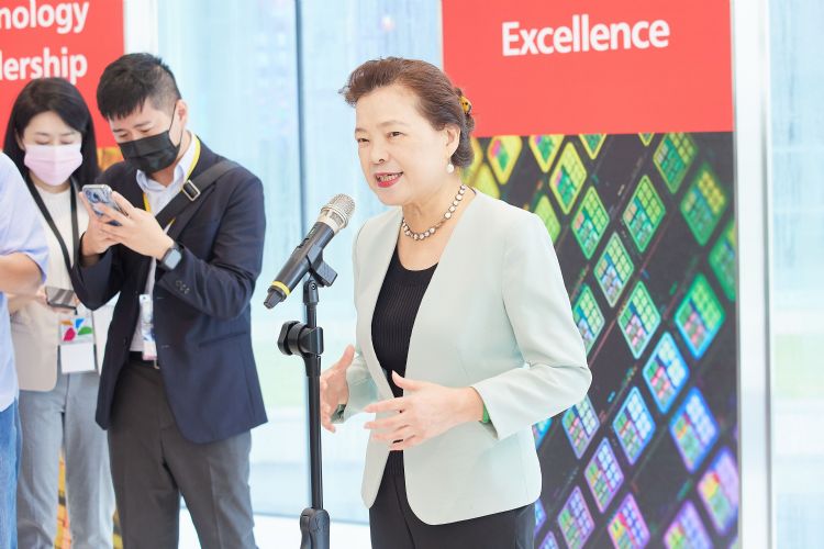 经济部长王美花(中)表示,对于外媒报导4家台厂涉及为华为建厂一事,经济部已启动调查。李建梁摄 经济部长王美花(中)表示,对于外媒报导4家台厂涉及为华为建厂一事,经济部已启动调查。李建梁摄