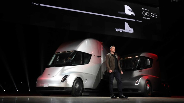 Tesla电动重卡Semi搭载4680电池，闪充技术成亮点