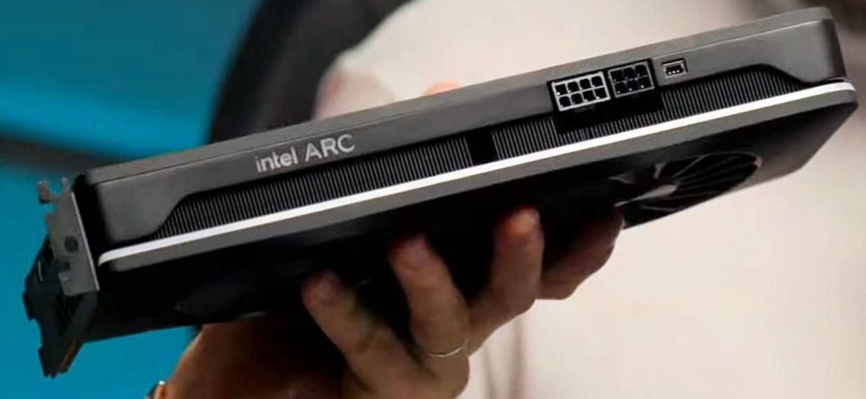 英特尔锐炫 A770 限量版旗舰独显亮相:完整 ACM-G10 GPU,配备 RGB 灯带,消息称超频效果非常好