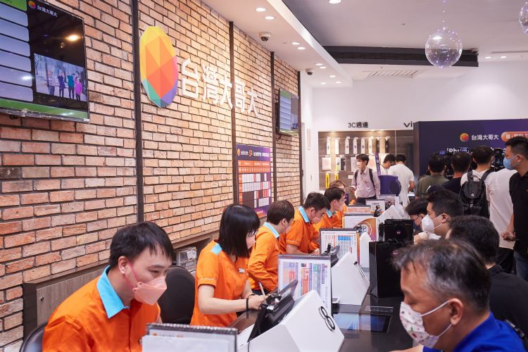 苹果新机销售更仰赖运营商 业者估销量增逾1成