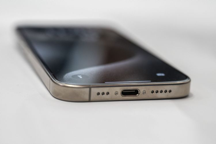 iPhone 15全系列均改用USB Type-C连接埠。法新社