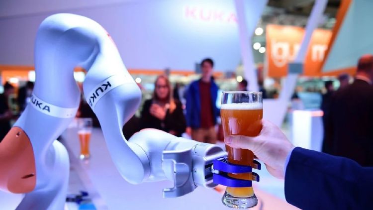 国内美的集团收购全球第四大机器人制造商库卡(Kuka)后,后续是否为国内本土机器人产业添柴火值得关注。法新社 国内美的集团收购全球第四大机器人制造商库卡(Kuka)后,后续是否为国内本土机器人产业添柴火值得关注。法新社