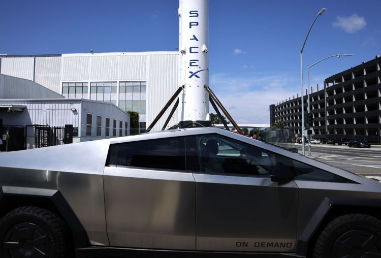 SpaceX传与特斯拉合并,马斯克或触发万亿美元薪酬