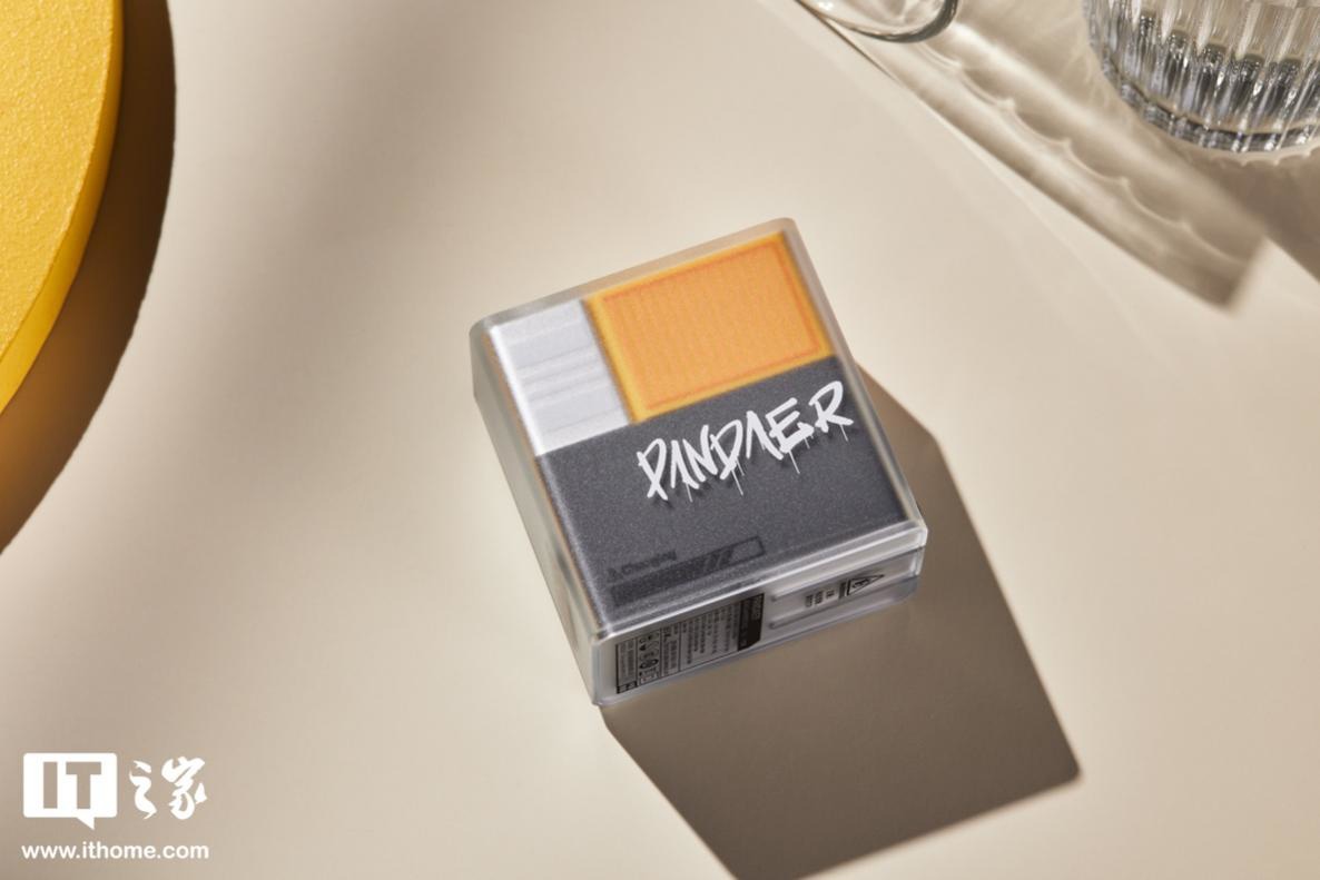 【IT之家评测室】魅族 PANDAER 65W「变速箱」潮充:外观不再局限黑白,充电不被协议束缚 图片包含 室内, 桌子, 橙子, 镜子