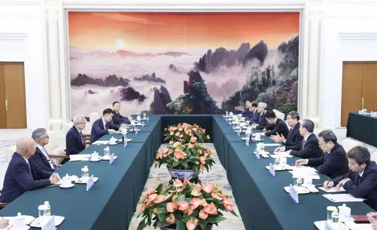 4月17日晚间黄仁勳进入人民大会堂,受到中共中央政治局委员、国务院副总理何立峰的接见,黄仁勳最新中国行已经跃居热搜新闻。法新社