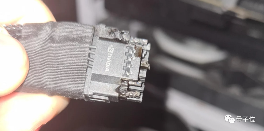 战术核显卡回来了？曝RTX4090电源接口过热烧毁，用户称烧到冒烟有焦味