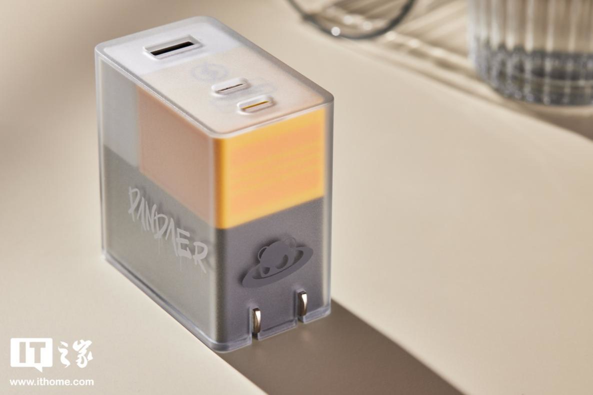 【IT之家评测室】魅族 PANDAER 65W「变速箱」潮充:外观不再局限黑白,充电不被协议束缚 桌子上放了游戏机
中度可信度描述已自动生成